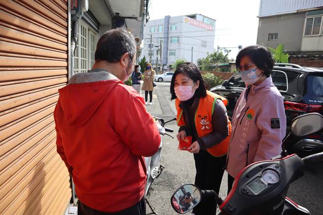 蔡衍明愛心基金會執行長徐海倫（右二）送上旺福紅包，祝福個案家戶過個暖心好年。（邱立雅攝）