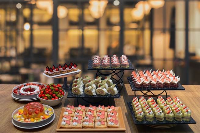 台中震大金鬱金香酒店加碼推出草莓甜點吃到飽，吸引許多草莓控用餐。（台中震大金鬱金香酒店提供／陳淑娥台中傳真）