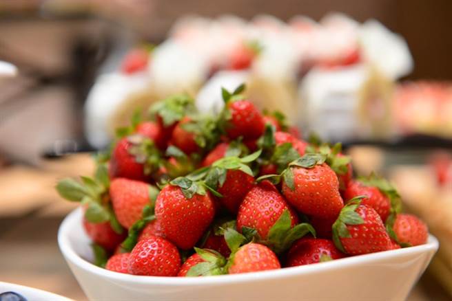 台中震大金鬱金香酒店加碼推出草莓甜點吃到飽，還有滿滿的原顆草莓佐煉乳醬服務上桌。（台中震大金鬱金香酒店提供／陳淑娥台中傳真）