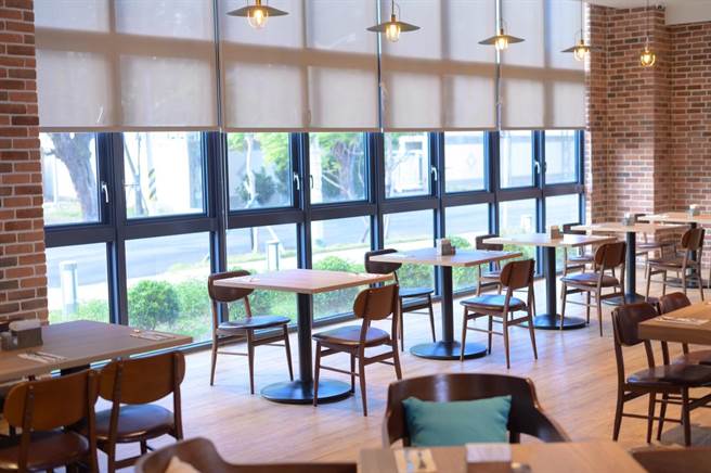 彷港區碼頭工業風的設計，明亮的全景落地窗加上挑高的空間，提供輕鬆休閒的風格用餐環境。（台中震大金鬱金香酒店提供／陳淑娥台中傳真）