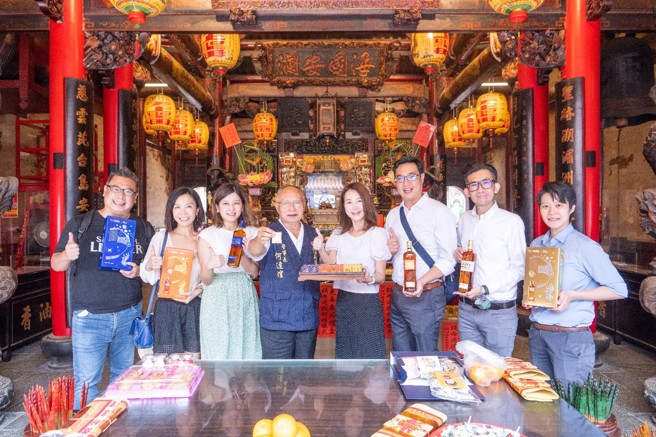 台湾仕高利达团队携春节礼盒亲赴嘉义新港奉天宫过炉祈福
。(图／英商帝仕德提供。提醒您：禁止酒驾 饮酒过量有碍健康。)
