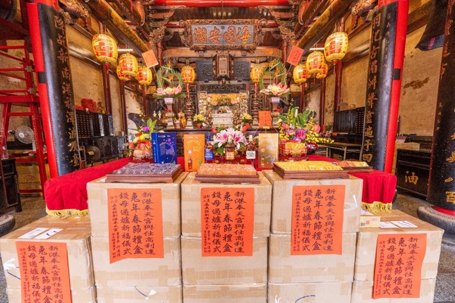 台湾仕高利达团队携春节礼盒亲赴嘉义新港奉天宫过炉祈福。(图／英商帝仕德提供。提醒您：禁止酒驾 饮酒过量有碍健康。)
