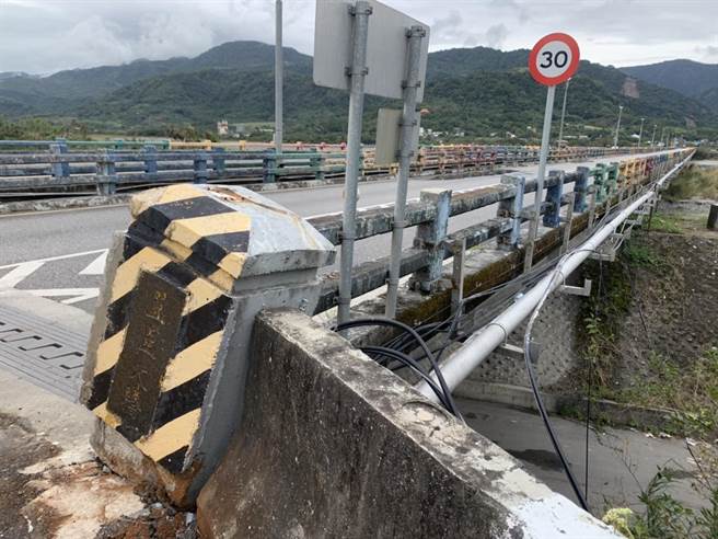918强震，玉里大强南下桥梁受创严重，将原地重建。（王志伟摄）