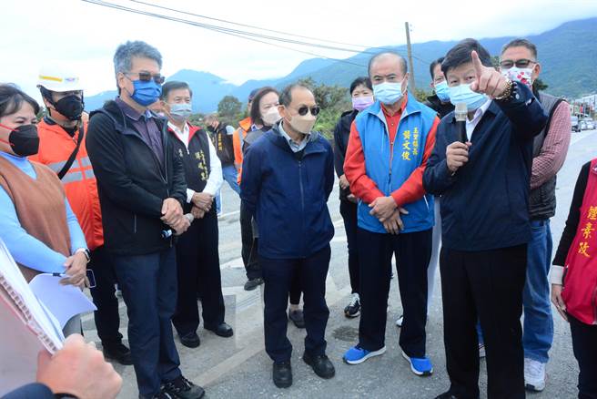 立委傅昆萁、公路总局副局长林聪利与地方各界到玉里大桥会勘。（王志伟摄）