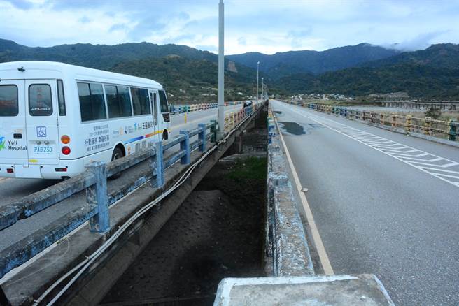 玉里大桥是由两座桥组成，其中南下桥梁受损严重，封闭中。（王志伟摄）