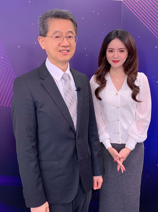 台湾运彩总经理林博泰(左)上时来运转节目，与主持人尉迟佩玉(右)谈运彩眉角。（林胜发摄）