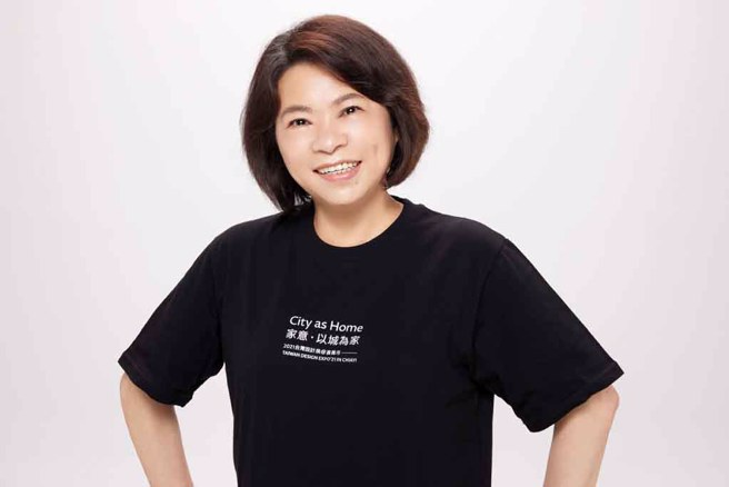  ▲领航员：黄敏惠（嘉义市市长）。嘉义市持续在改变，不仅是公、私部门的推广与创新，许多返乡的嘉人或是决定扎根于此的嘉人，不断为嘉义市注入新的灵魂，打造专属嘉义市的「潮」流，这次推出「嘉市潮选店100+Select」，分享100种嘉义市的店家故事，类别丰富，从美食、咖啡、甜点、伴手礼、选物店、书店一应俱全，不只让旅客从店内环境和产品爱上店家，更跟着每间店灵魂人物的视角，一起爱上嘉义市这块土地，拥抱嘉义市独特的「潮」。(图／嘉义市政府观光新闻处提供)

