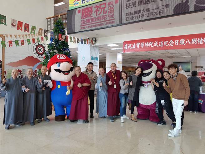 玄奘大学为庆祝法宝节佛陀成道纪念日于12月28日举办「腊八粥结缘」活动，学生装扮成草莓熊抱哥与日本电动角色玛莉欧一同参与。(照片/玄奘大学提供)
