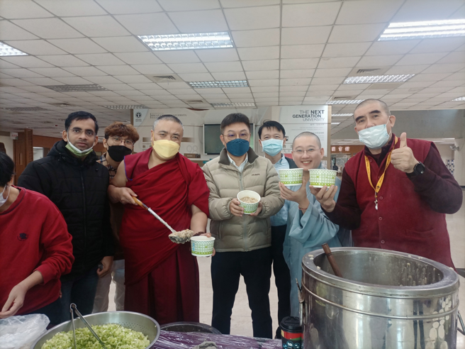 玄奘大学简绍琦校长(中)与师生合影。(照片/玄奘大学提供)