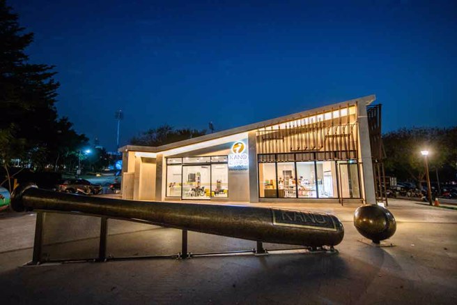 ▲嘉义市首座游客中心「KANO游客中心」夜景美丽。(图／嘉义市政府观光新闻处提供)
