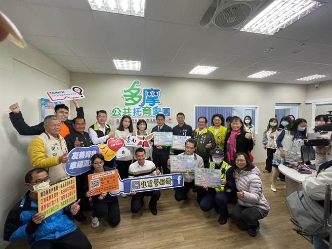 佳里警分局与台南市长黄伟哲一起举牌宣导春节维安工作。（读者提供／程炳璋台南传真）