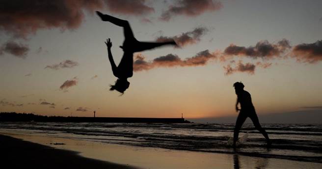 屏东落山风艺术季继推出《风咏柴城录》广受好评后，又将于元旦夕照时上演特技火舞音乐剧《风涌之南》。（屏县府提供／谢佳潾屏东传真）