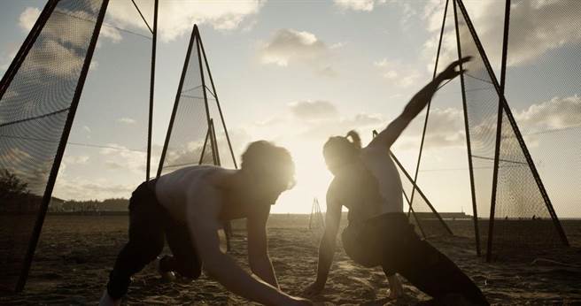 屏东落山风艺术季继推出《风咏柴城录》广受好评后，又将于元旦夕照时上演特技火舞音乐剧《风涌之南》。（屏县府提供／谢佳潾屏东传真）