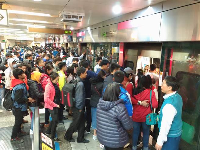 高雄捷运公司将延长并加密捷运、轻轨营运时间以及班车，提供最佳的跨年晚会疏运服务。（高雄捷运公司提供／崔正纲高雄传真）