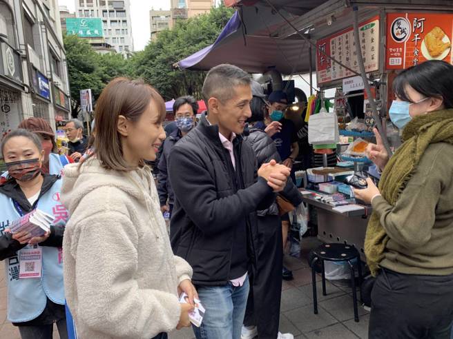 On the afternoon of the 30th, DPP candidate Wu Yinong, legislator of the Third Constituency of Taipei (Zhongshan and Beisongshan), went to the Qingguang market to sweep the streets and ask for votes, also making his first appearance with his wife Yan Caiwei.  (Provided by Wu Yinong's campaign office)