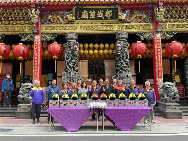 屏东都城隍庙捐赠消防头盔及热显像仪，为救灾助力。(屏县消防局提供)