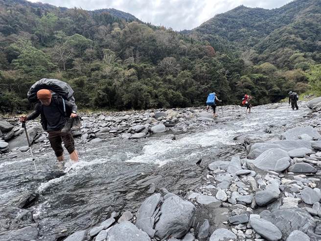 侯姓男子坠谷丧命，山区天候不佳，南投县消防局派地面部队挺进。（民眾提供／杨静茹南投传真）