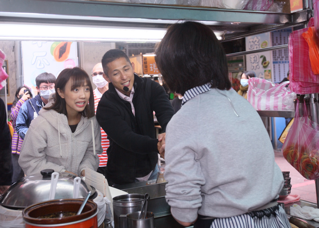 DPP candidate Wu Yinong and his wife Yan Caiwei met for the first time on the 30th. They went to the Qingguang market to sweep the streets and ask for votes. During the process, Yan showed a smile and the interaction was very close with people.  (Photo by Zhang Kaiyi)