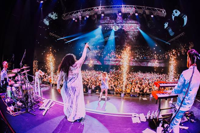 「Clean Bandit」带来许多耳熟能详的金曲，让现场宛如大型KTV。（尼贺创意提供）