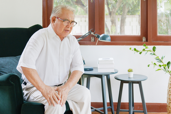 骨性关节炎的常见症状包括关节疼痛、僵直和肿胀，以及关节移动方式发生变化并感觉关节松弛或不稳定。（Shutter Stock）