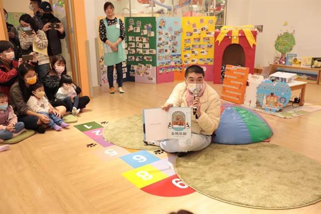 基隆市长谢国梁30日上午出席暖暖亲子馆，担任说故事的爸爸，与在场的小朋友分享精采的绘本故事。（基隆市政府提供／张志康基隆传真）