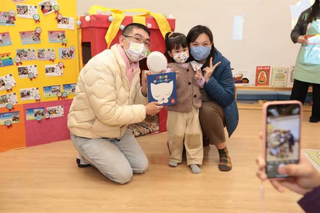 基隆市长谢国梁30日上午出席暖暖亲子馆，担任说故事的爸爸，与在场的小朋友分享精采的绘本故事。（基隆市政府提供／张志康基隆传真）