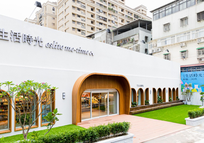 誠品板橋店走獨棟度假風，為了更貼近社區消費，販賣品項有生鮮蔬菜、奶蛋和米麵醬料等食材。（圖/ 遠見提供）