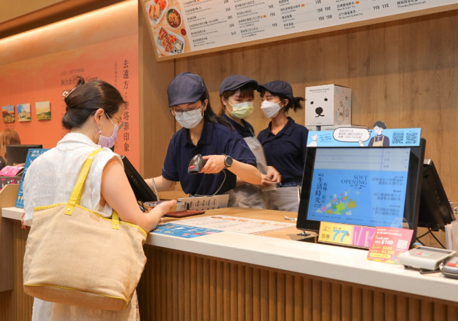 當誠品走入社區，選擇店址的競爭對象由百貨轉向超商和超市等零售餐飲業。（圖/ 遠見提供）