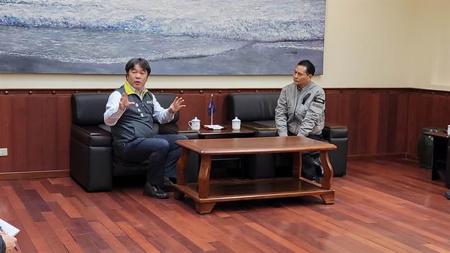 王必胜视察马祖小三通復航防疫准备，首先拜会连江县长王忠铭。（连江县政府提供）