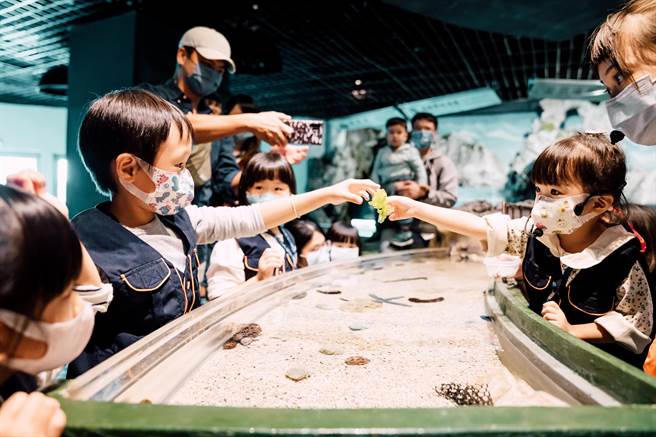 新年将至，屏东海生馆将推出全新沉浸互动体验，同时也将把「迷你解说员」体验活动升级为「迷你解说员亲子营」，并首度延伸至寒假。（屏东海生馆提供／谢佳潾屏东传真）