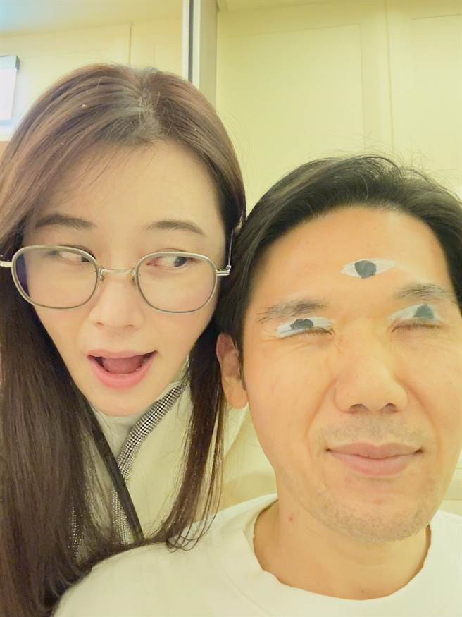 陈怡蓉把老公画成三眼怪。（安珀提供）