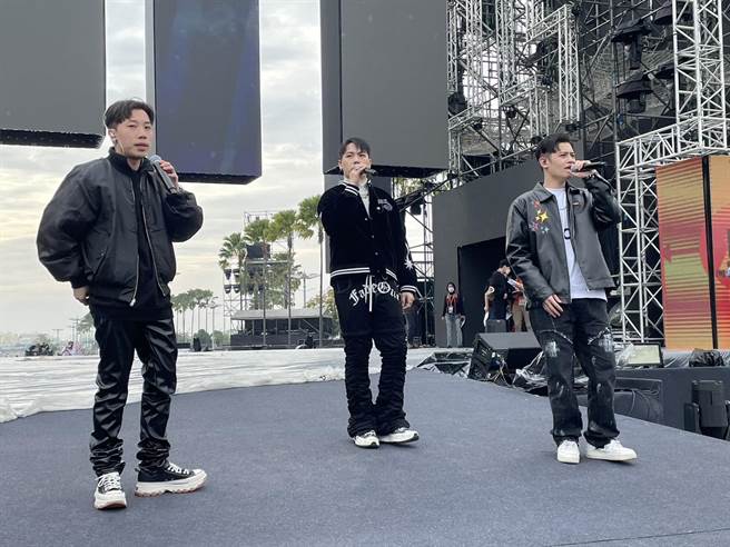 嘻哈男团「影子计划」30日前往双面舞台彩排，也吸引许多民眾围观。（洪浩轩摄）