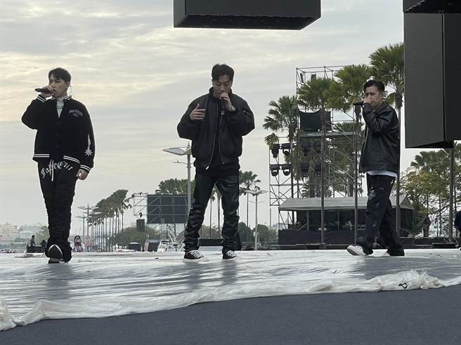 嘻哈男团「影子计划」30日前往双面舞台彩排，也吸引许多民眾围观。（洪浩轩摄）