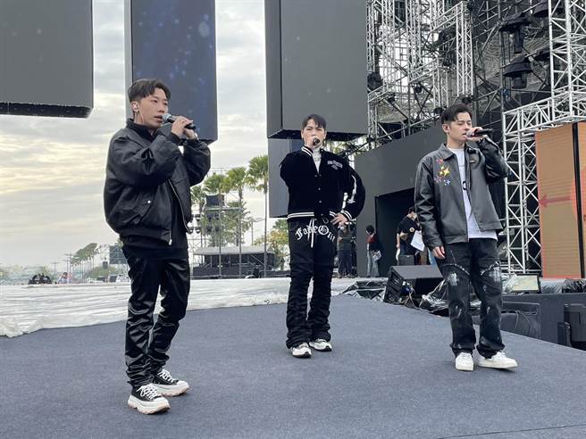 嘻哈男团「影子计划」30日前往双面舞台彩排，也吸引许多民眾围观。（洪浩轩摄）