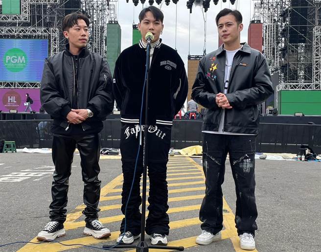 嘻哈男团「影子计划」30日前往双面舞台彩排，也吸引许多民眾围观。（洪浩轩摄）