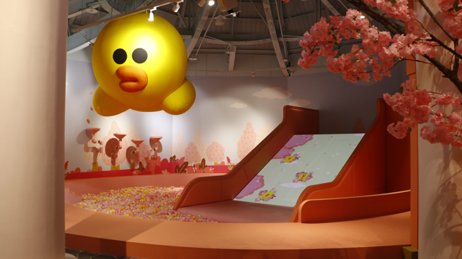 超大互动式溜滑梯滑过去有惊喜。(戴志扬翻摄)