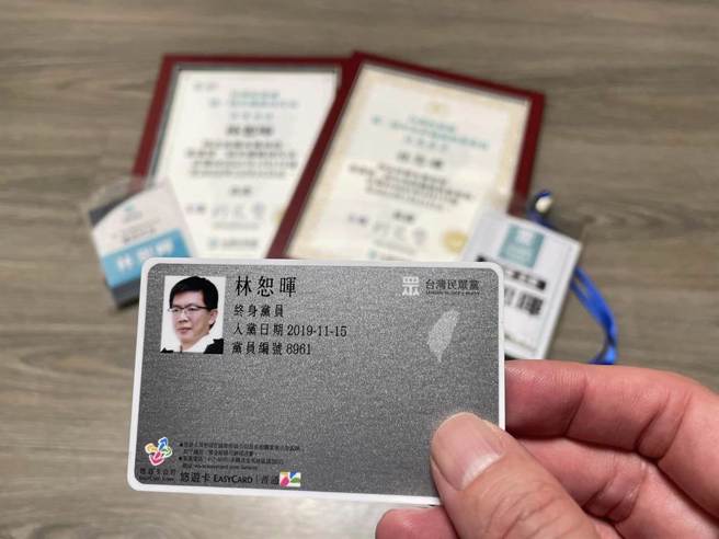 民眾党中评会主委林恕晖卸下民眾党立委赖香伶国会办公室主任一职后，今日再宣布辞去中评会主委一职外，同时解除「终身党员」身份，正式退出民眾党。（摘自林恕晖脸书）
