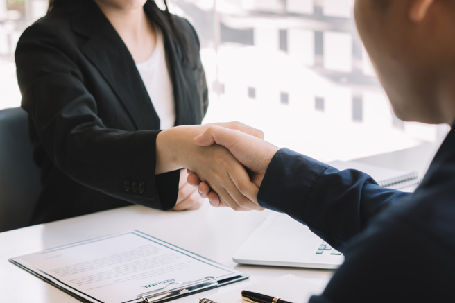 1111人力银行分享2023年8大趋势工作，其中有职业年薪百万不是梦。（示意图／shutterstock）
