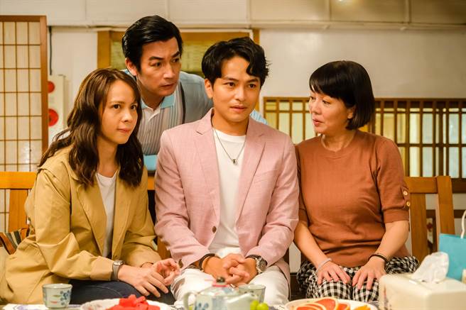 黄姵嘉把「假男友」杨铭威带回家见爸爸伊正、妈妈苗可丽。（公视台语台提供）