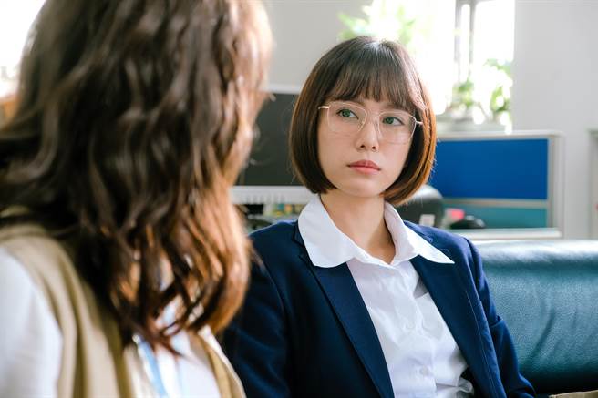 方语昕饰演黄姵嘉的律师妹妹。（公视台语台提供）