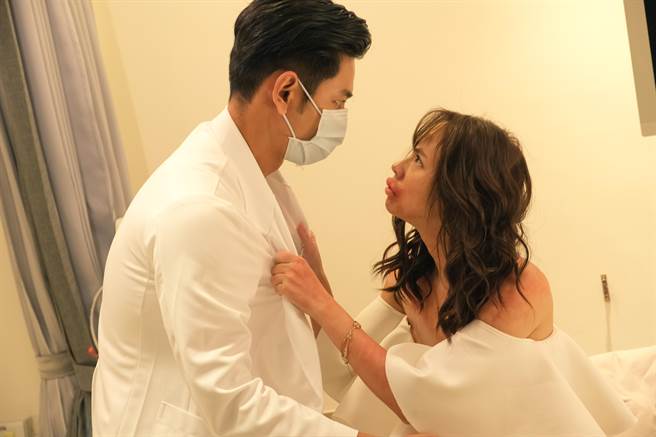 黄姵嘉肿成香肠嘴，杨子仪为她治疗。（公视台语台提供）