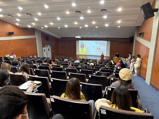 王雅芬执行长讲述金裳奖品牌故事。（图/长江杯金裳奖执委会提供）