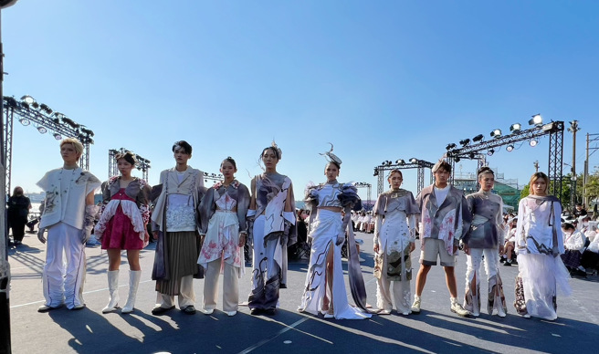 树德科技大学流行设计系第22届毕制展演「共振／RESONANCE」于驳二7号码头进行动态服装秀。（图/长江杯金裳奖执委会提供）