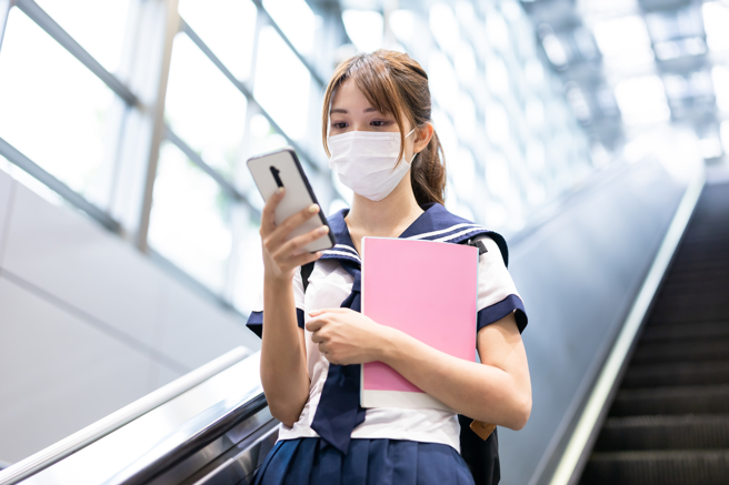 台中一名男子去年9月透过交友软体认识15岁高中女生小芳（化名），约好放学后载对方到摩铁嘿咻，父亲后来发现讯息暴怒提告。（示意图/shutterstock）