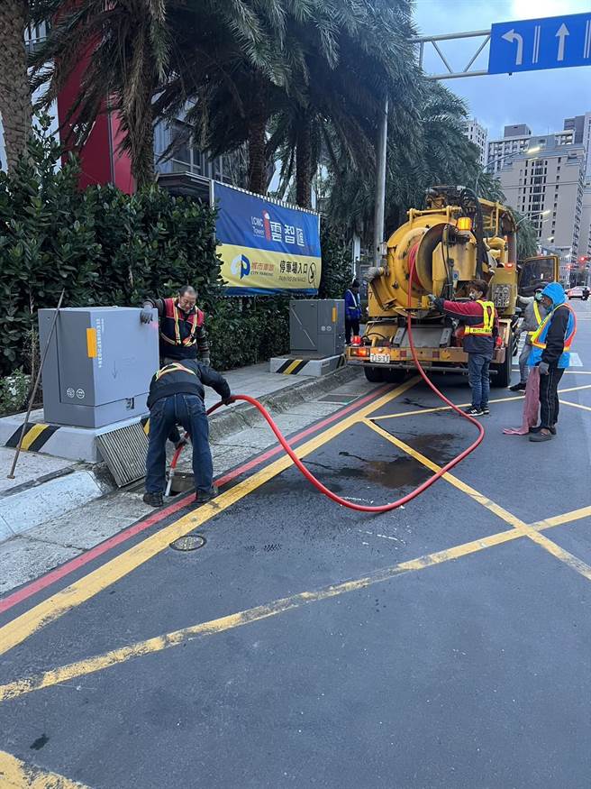 市府也立即要求业者尽速改善，环保局也派员清沟减少恶臭。（新竹市政府提供／王惠慧新竹传真）