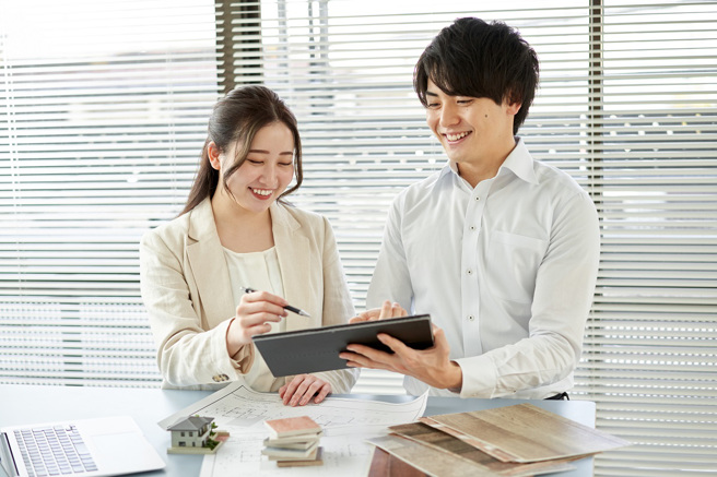 信義居家建議，裝修諮詢前備好房屋資訊、居住需求、作品案例、預算規劃、裝修知識5項要素，更能幫助自己與設計師精準溝通。（圖片來源/ 信義居家）