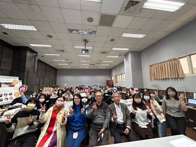 長江盃金裳獎校園說明會來到亞洲大學時尚設計系。（圖/長江盃金裳獎執委會提供）