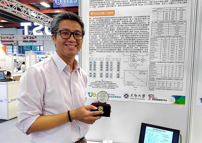 元智大学电机系教授林承鸿研发极化解码减少运算量技术，获得今年台湾创新技术博览会发明竞赛银奖。（元智大学提供／蔡明亘桃园传真）
