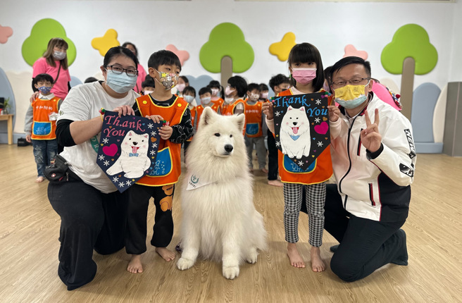 小朋友親手製作錦旗送給薩摩耶犬「魯蛋」。(照片/新北教育局提供)