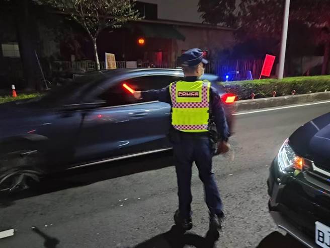 高雄警方于元旦假期，在市内重点路段启动酒驾大执法。（翻摄照片／崔正纲高雄传真）